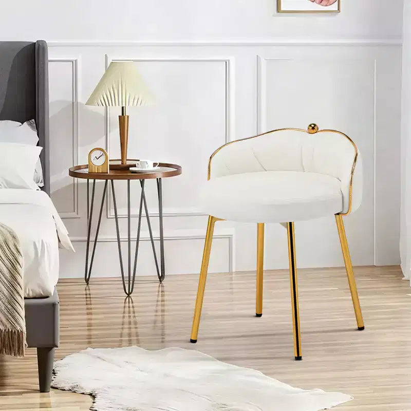 Jolie chaise de coiffeuse à pieds dorés