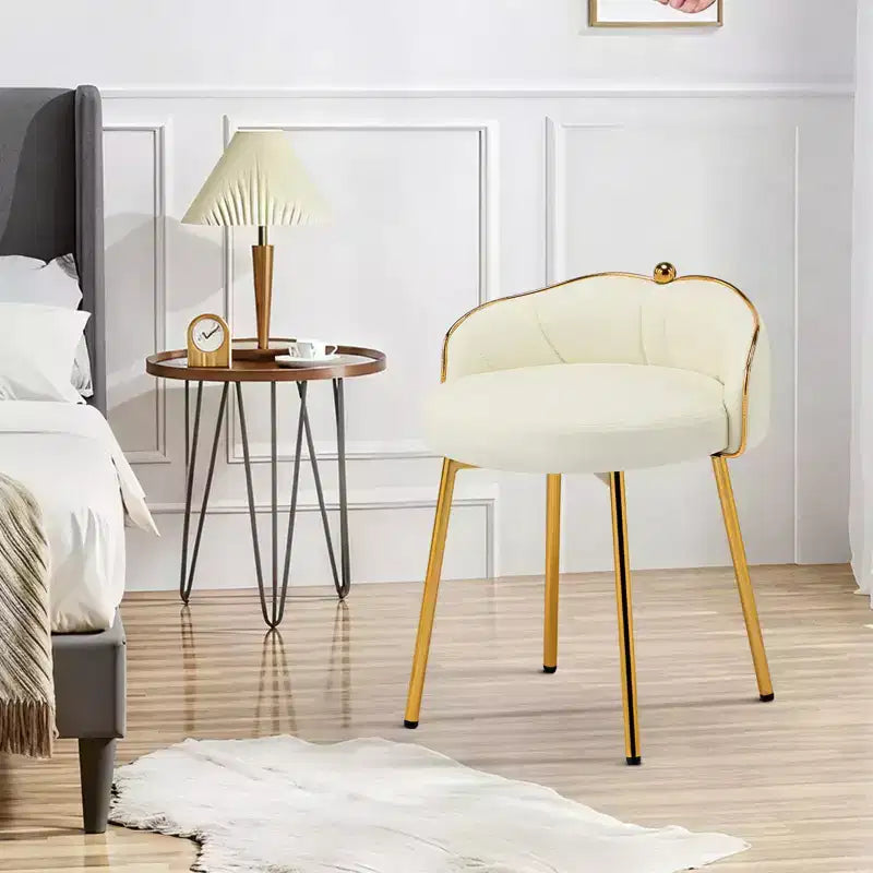 Jolie chaise de coiffeuse à pieds dorés